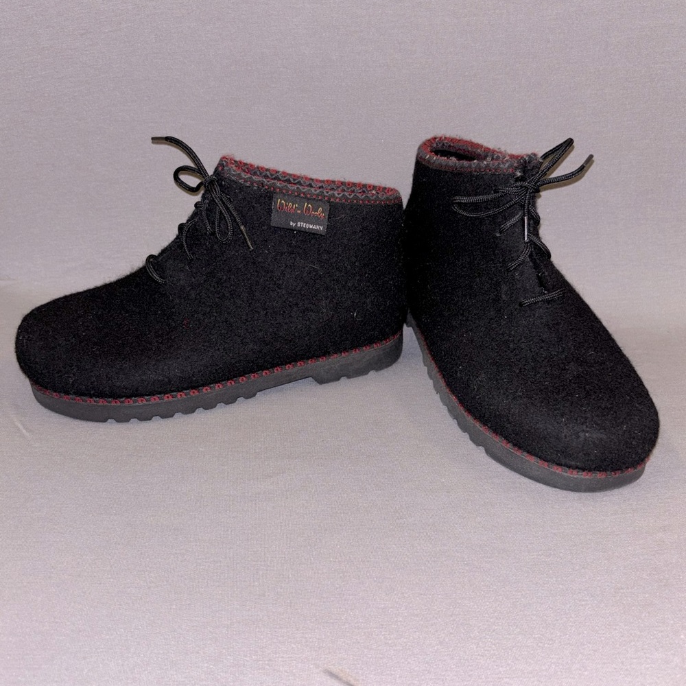 Wild n wooly ankle boots size 7 black wool lace up booties